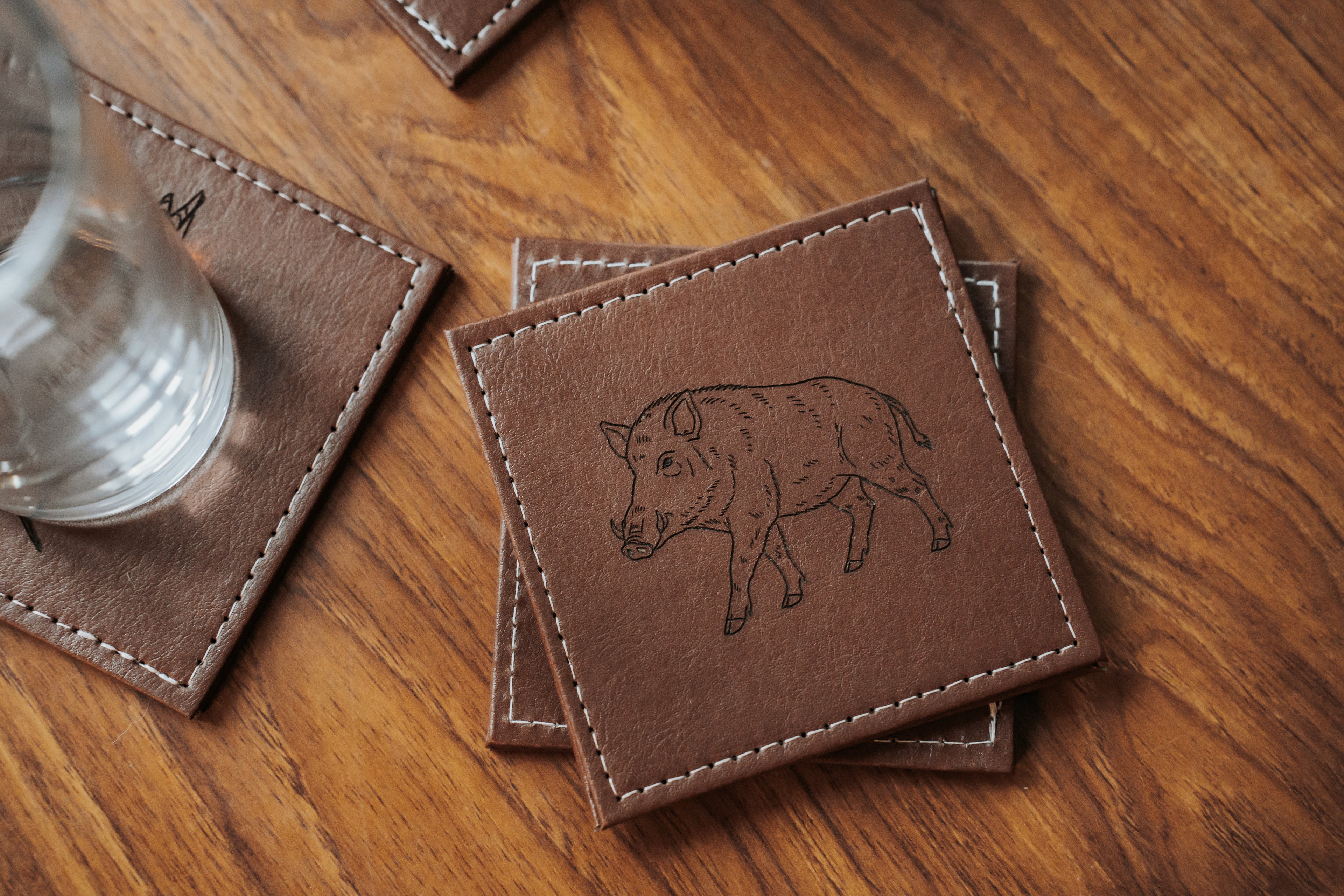 Sous verre chasse sanglier marron carré