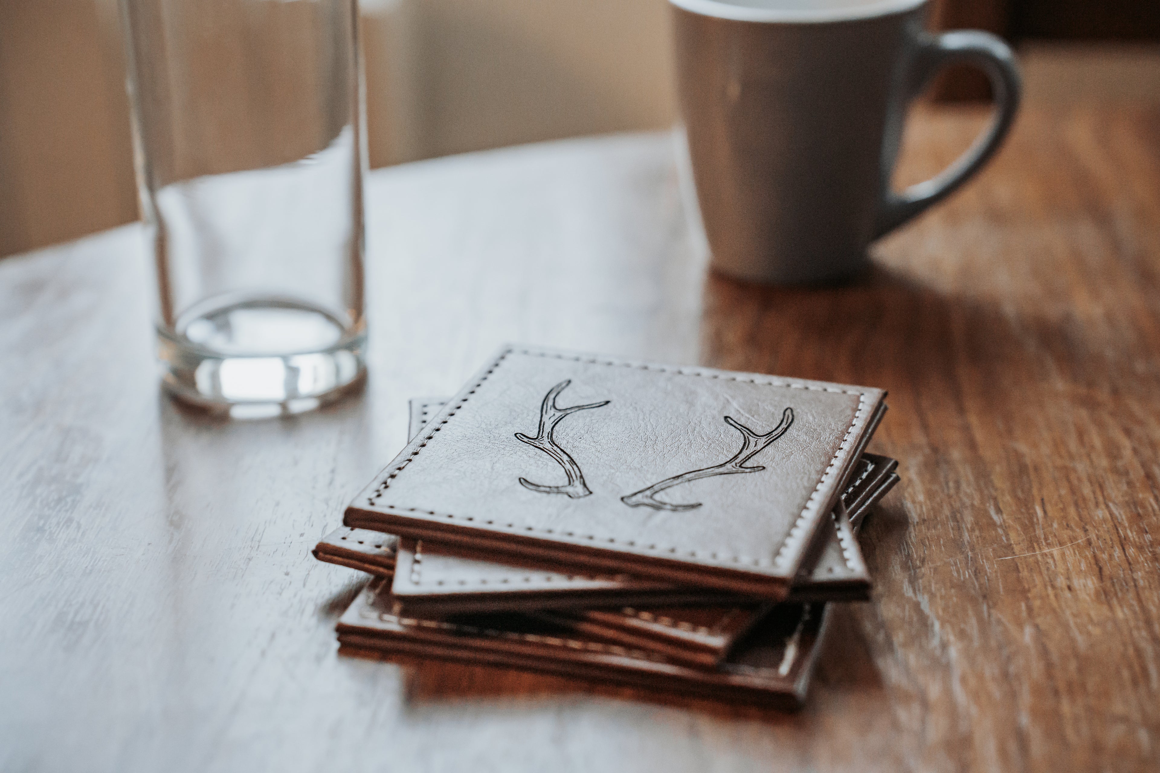 Sous verre bois de cerf sur faux cuir bière 